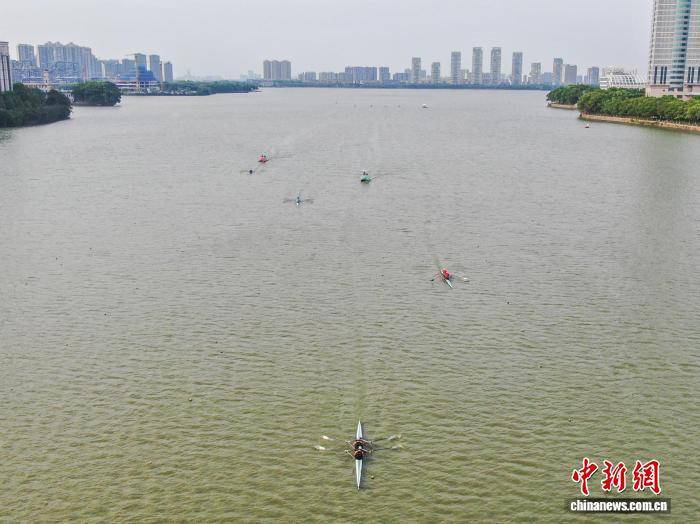 赛艇大师赛掀起高潮,海滨雷豹队强势反弹燕山雄狮队,高压逼抢奏功——冲刺阶段不容有失 赛艇大师赛掀起高潮,海滨雷豹队强势反弹燕山雄狮队,高压逼抢奏功——冲刺阶段不容有失